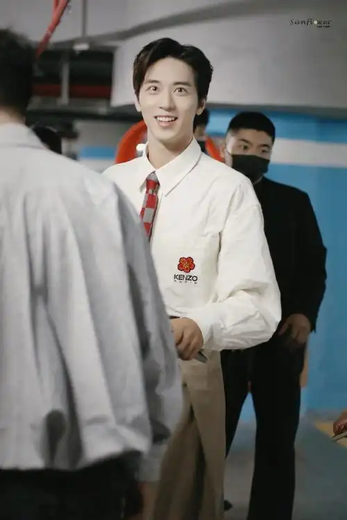 许魏洲超话#kenzo上海大秀#230728 kenzo上班是谁家的小可爱突然出现