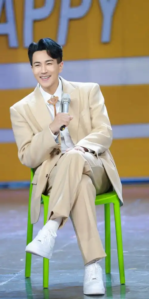 刘恺威超话#刘恺威唱歌像开了原唱#今晚威sir@刘恺威来@快乐大本营