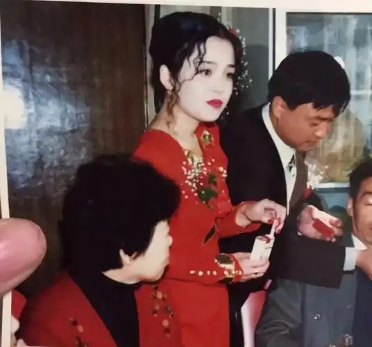 幸福回忆杀网友晒妈妈当年结婚照90年代婚纱比想象中更美