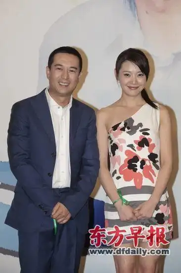 演员张嘉译(左)和王维维昨天在上海为5月3日将在东方卫视首播的电视剧