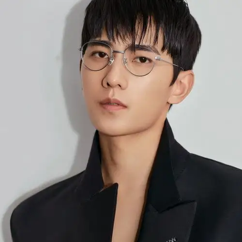 dunhill邀请全球品牌大使杨洋出镜2021年亚洲眼镜广告大片