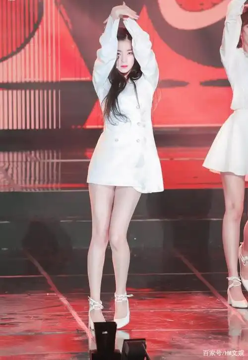 redvelvet队长裴珠泫可爱活泼的表情 舞台上展示了不一样的魅力