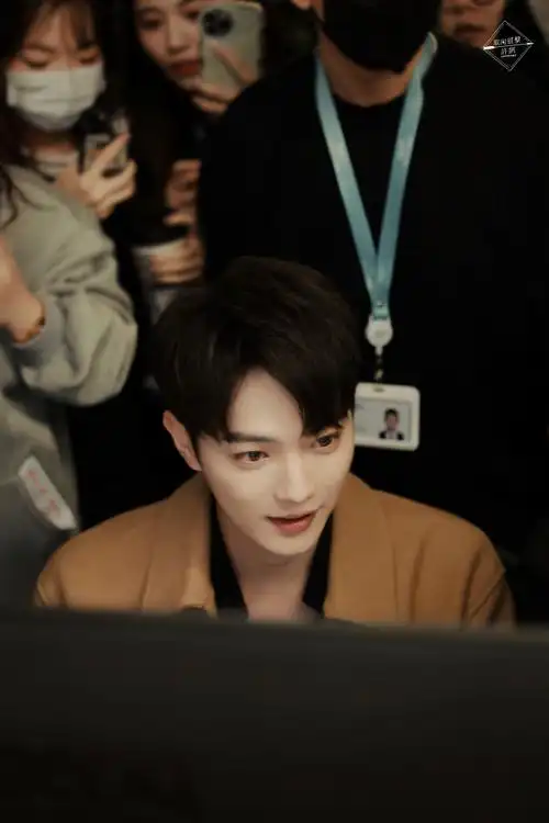 许凯上错高铁了##路人镜头下的许凯##许凯卡其色休闲装造型