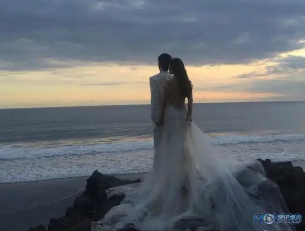"安小主"陶昕然晒与何建泽海边婚纱照,夫妻深情对望甜蜜满满