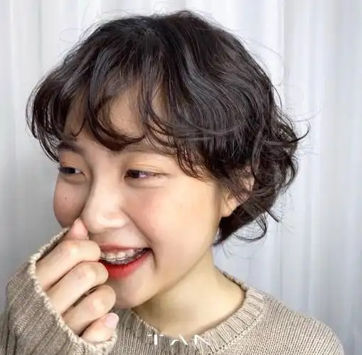 18岁女生短发烫发发型风情万种短发烫