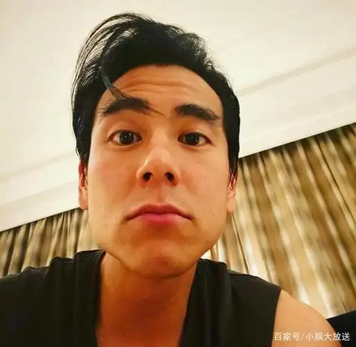 彭于晏自拍意外撞脸张东升男神自拍角度太迷