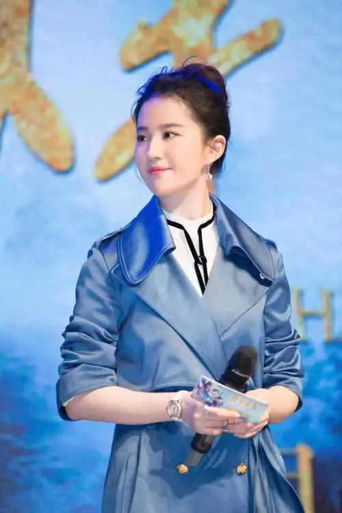 刘亦菲 亮相电影《烽火芳菲》杭州路演