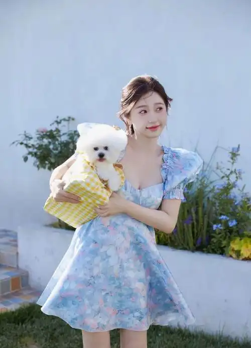 虞书欣日常穿搭,夏日午后阳光正好,selkie蓝色碎花公主裙清纯靓丽