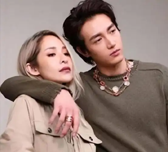 19年换17个男朋友43岁萧亚轩脸尖下巴突网友纵欲过度的代价