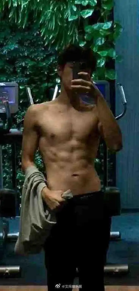 陈飞宇晒腹肌照,这身材谁看了不流口水!