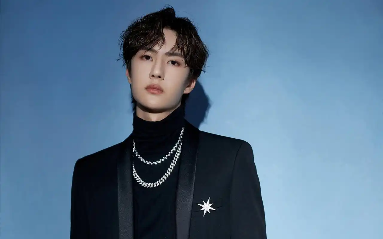 如今的王一博乖萌可爱,端正敬业,气质和氛围感都变了呢;增了几年阅历