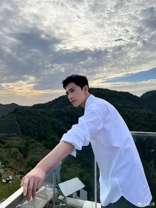 杨洋白衬衫随拍plog清清爽爽大帅哥帅到极致想短暂做个梦