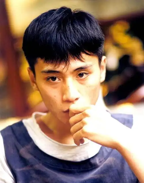 读到大二,刘烨就被导演霍建起看中,主演了电影《那山,那人,那狗》.