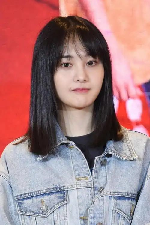 郑爽18岁录快本照片曝光青涩局促肉嘟嘟婴儿肥超可爱