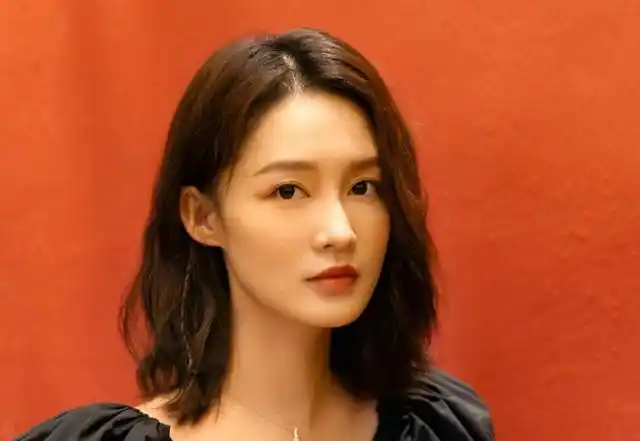 都说生图是明星照妖镜,可看了李沁的活动照后,颜值也太能打了