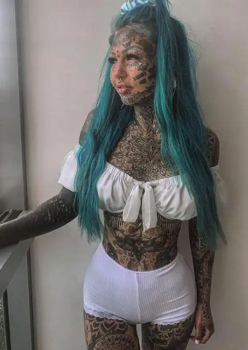 澳大利亚女孩全身98%皮肤被纹身覆盖,剃光头发为新设计腾地方