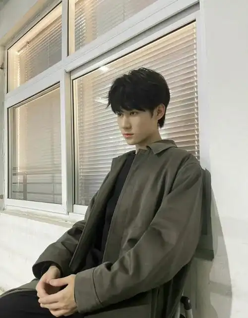 张真源晒秋天风衣随拍,被帅到了!__财经头条