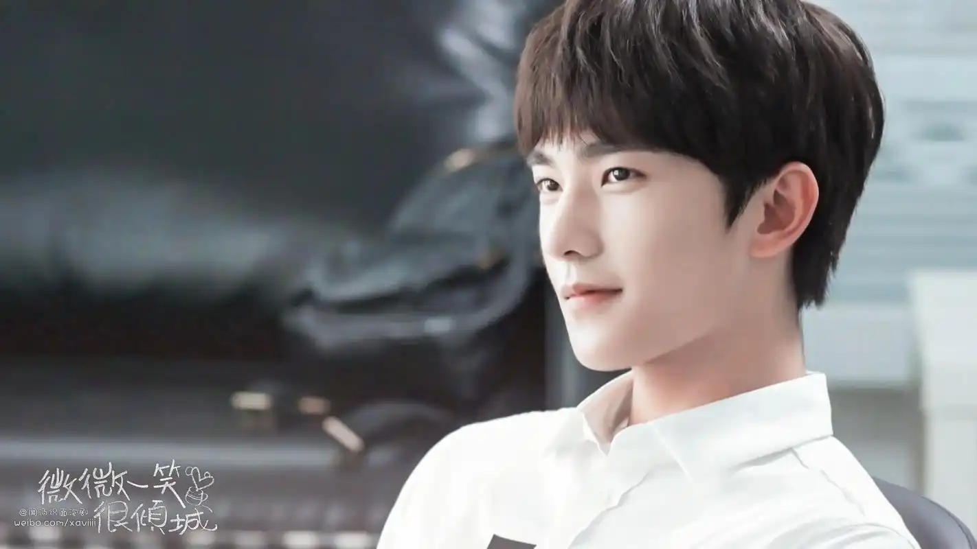 杨洋微微一笑很倾城喝水剧照图片桌面壁纸