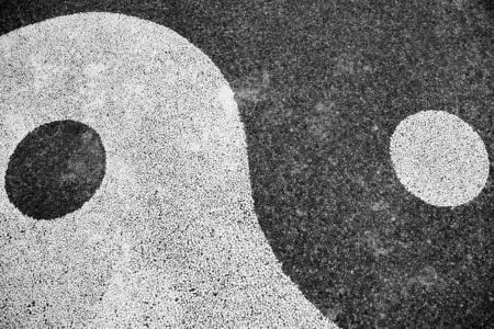 太极圈自然界正负平衡的阴阳符号. 石头马赛克.照片