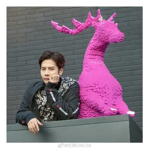 [got7][新闻]170830 两种不同风格的王嘉尔 背头嘎街拍正片公开