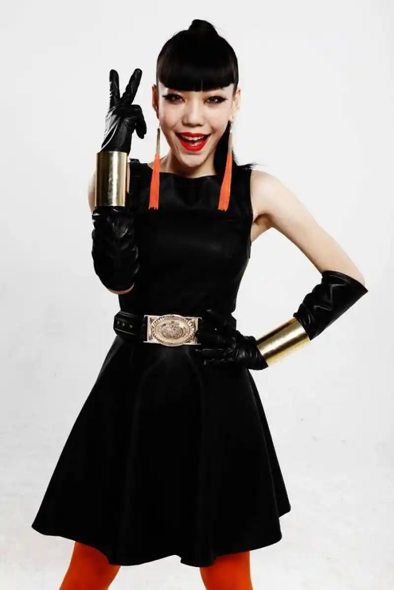 吴莫愁素颜表演,与以前极其夸张的造型形成鲜明对比,这是返璞归真了?