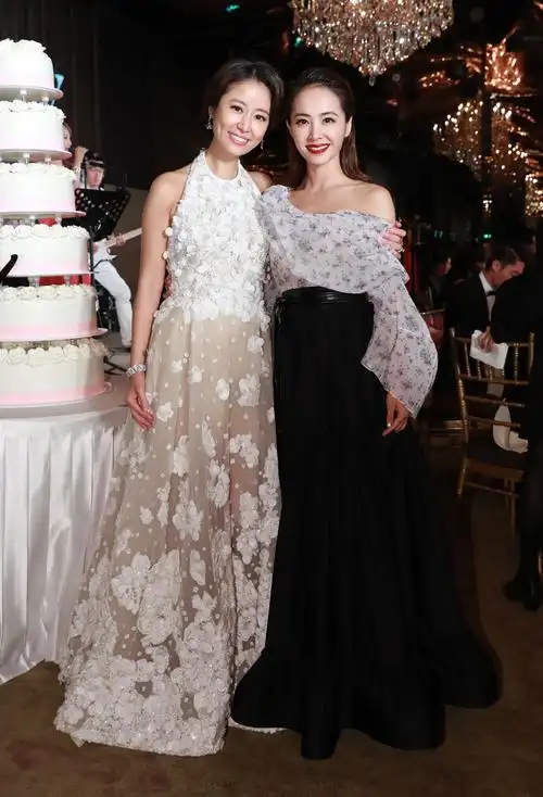 蔡依林手搂著和林心如合照,没想到压住了腰,身体侧面的圆润弧度拒跑