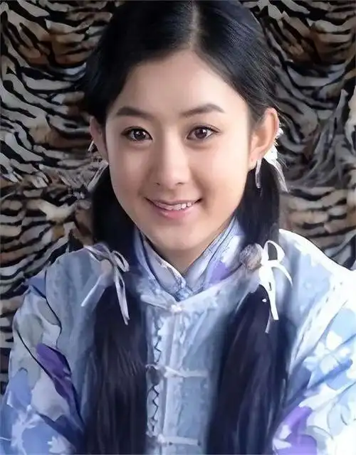 在《幸福到万家》中,赵丽颖饰演的何幸福是一个出身农村的普通妇女,但