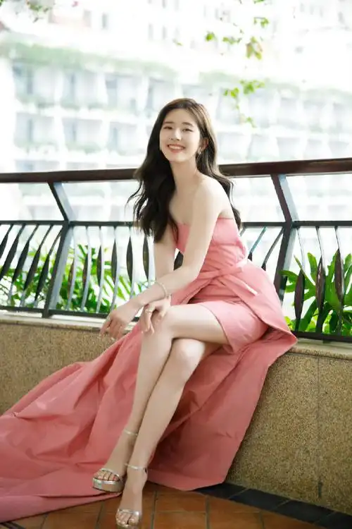 赵露思珠帘玉幕发型#赵露思一字带美腿玉足