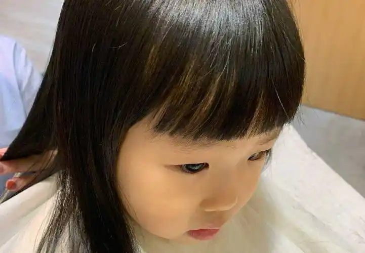 原创伊能静女儿米粒过生日低头许愿的样子超像秦昊夫妻俩的祝福超暖心