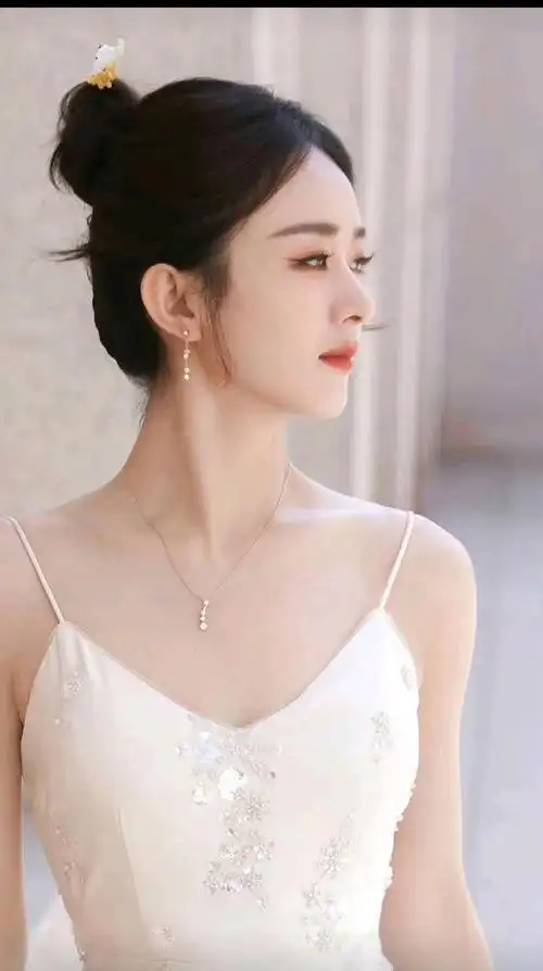 赵丽颖时尚造型登场,端庄气质令人惊艳!