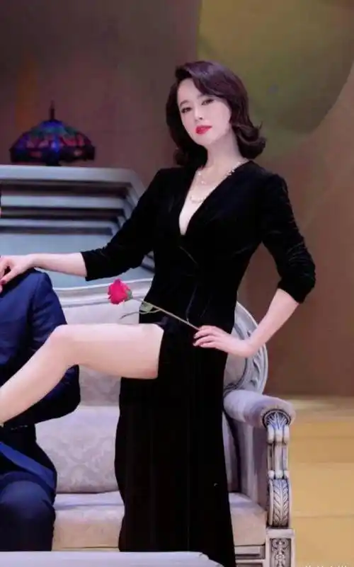 真被左小青惊艳到了,颜值不输陈数,气质不输袁泉,42岁也太飒了_衬衫