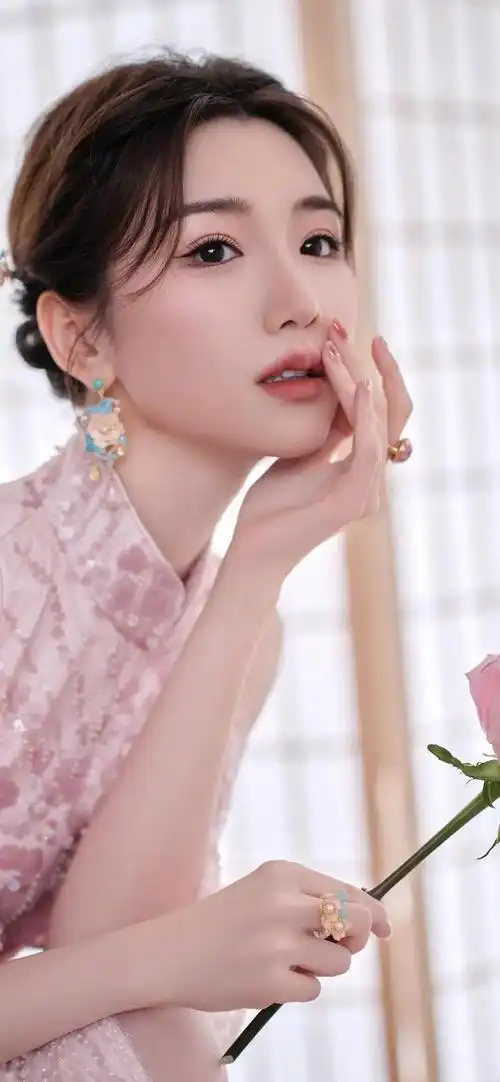 美女系列壁纸第61期,我们迎来了优雅迷人的毛晓彤.