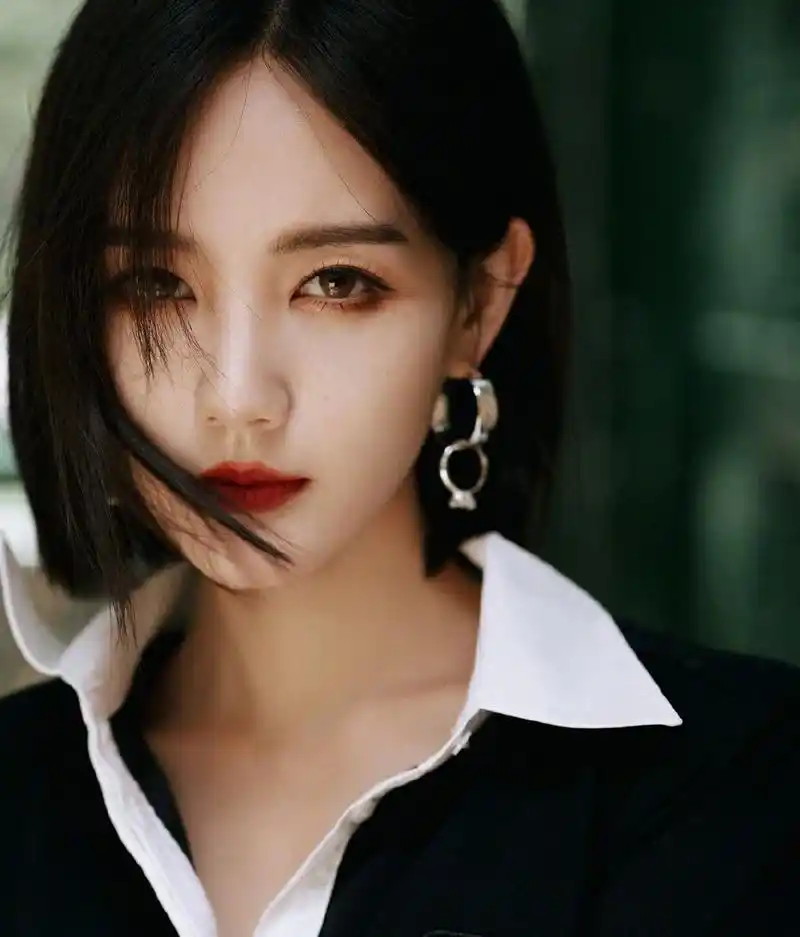 #星闻#   李一桐飘逸的短发干净利落,精致的妆容高贵冷艳,白色裙子和