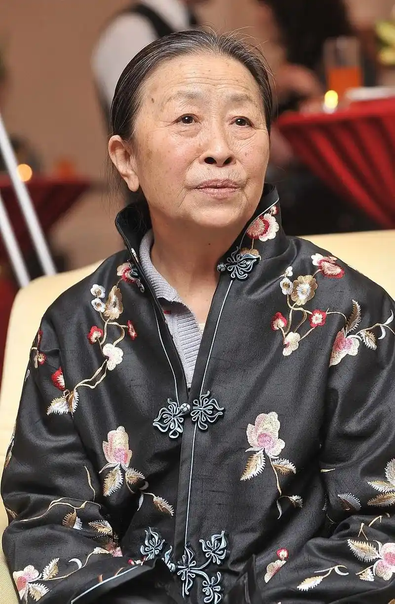 近日,有网友曝光了一段83岁老戏骨张少华生病住院的视频.