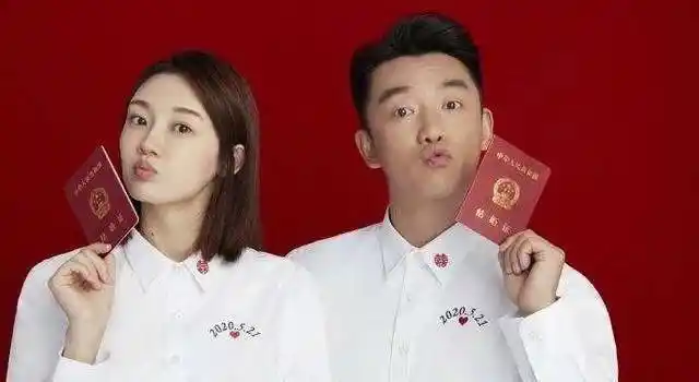 关于郑恺和杨颖,坊间一直流传着两人一张疑似接吻照.