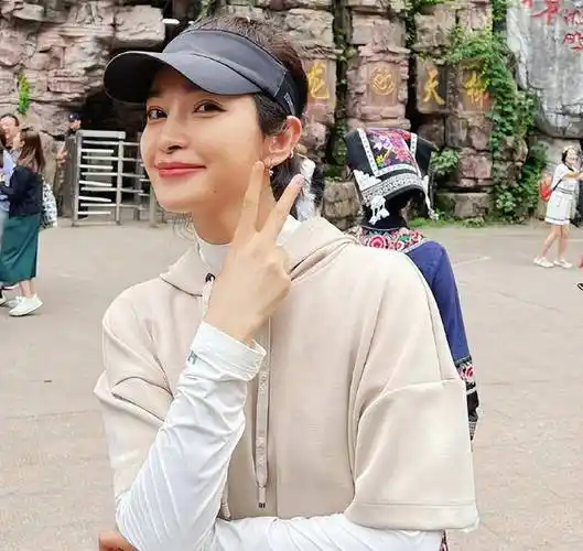 李冰冰带爸妈游张家界,网友发现颜值大变