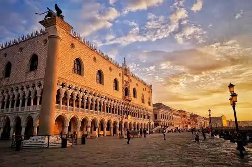 总督府在朝霞映照下满壁辉煌(俞兰摄)