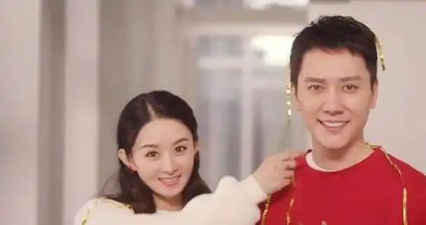 赵丽颖带儿子现身迪士尼穿背带裤青春洋溢4岁想想坐婴儿推车