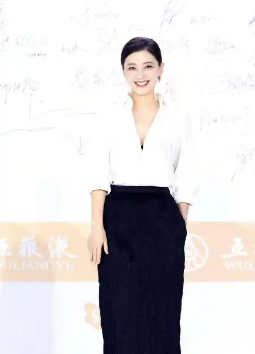 梅婷出席活动,一袭白衬衫黑裙,简约优雅,有档次!_气质_衣服_造型