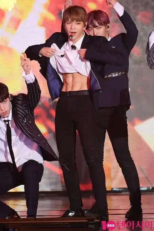 姜丹尼尔掀起衣角露出腹肌,男性荷尔蒙爆棚,李大辉,赖冠霖,朴志