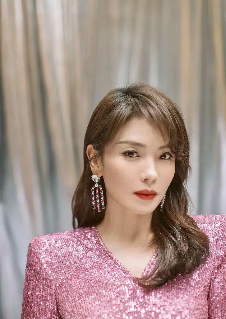 刘涛穿人鱼姬色长裙拍写真秀身材 妆容精致释放眼神杀气韵迷人