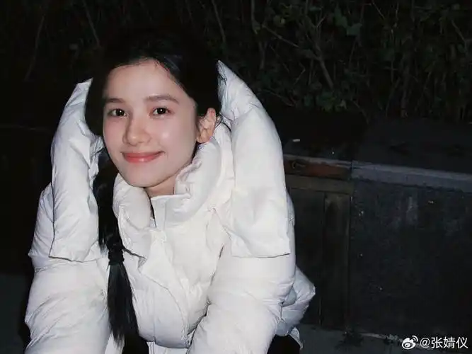 张婧仪裹白色羽绒服露素颜 甜笑歪头比耶