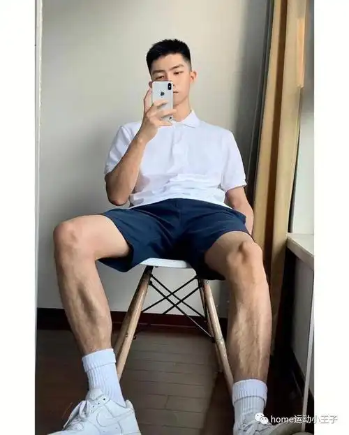 喜欢穿白袜玩自拍的直男小哥哥们这颜值身材你可以吗