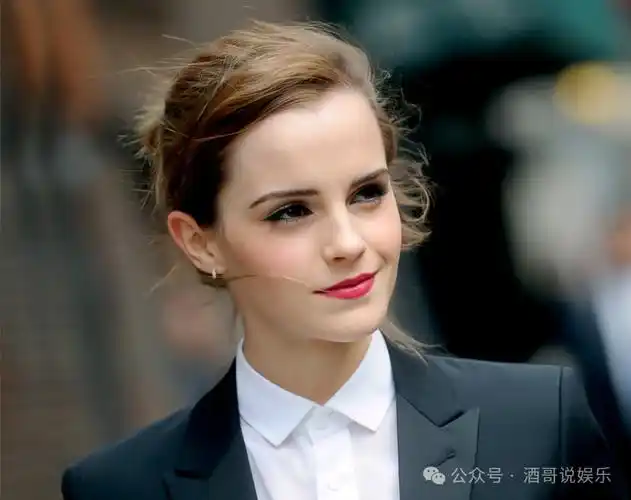 凭借《哈利波特》而爆火的魔幻女神:艾玛·沃特森美貌气质俱佳,美得不