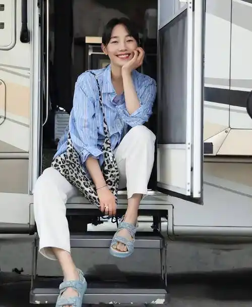 紧身牛仔裤臀部太紧,网友:抱不动就不穿_白百何_时尚_造型