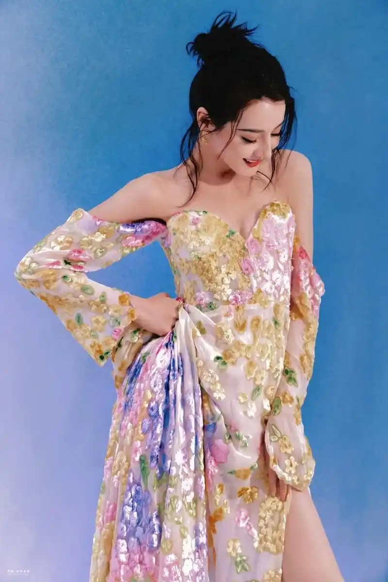 共绘梦幻之地94一袭抹脑碎花曳着长裙……#迪丽热巴是花仙子吧 - 抖