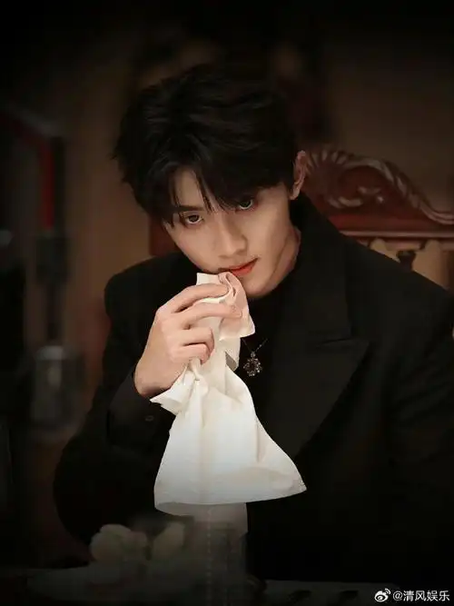 马嘉祺眼神好狠#马嘉祺新三专最新大片,一身黑色西装好贵气,这个眼神