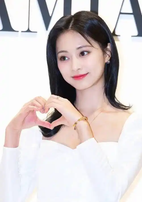 全球最美面孔的周子瑜白色长裙参加活动,身材曼妙,肌肤白皙细腻_发展