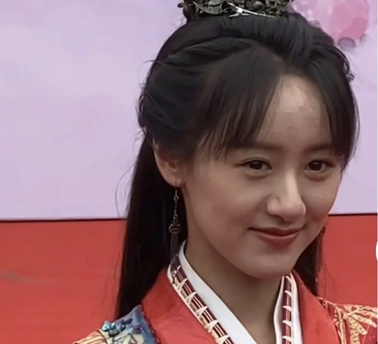 原创袁冰妍生图满脸痘,皮肤暗沉发黄,与精修图判若两人