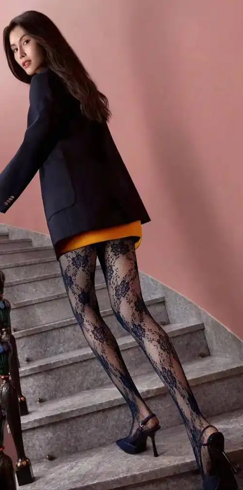 原创何穗惊艳大片曝光长腿撩人丝袜加持网友疯狂表白爱了爱了